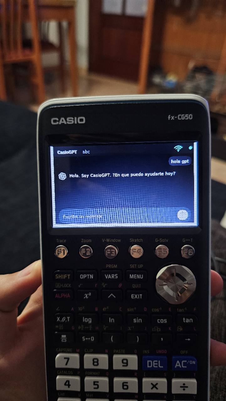 CasioGPT ejecutándose en una Casio fx-CG50 modificada