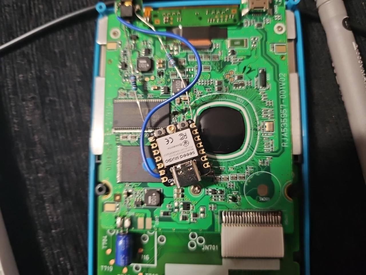Primer plano de la XIAO ESP32-C3 instalada